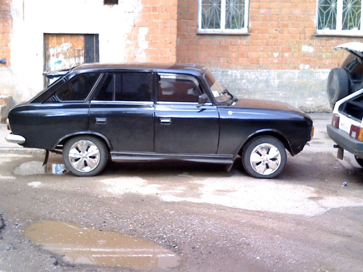 Чёрный ИЖ 2125 Комби