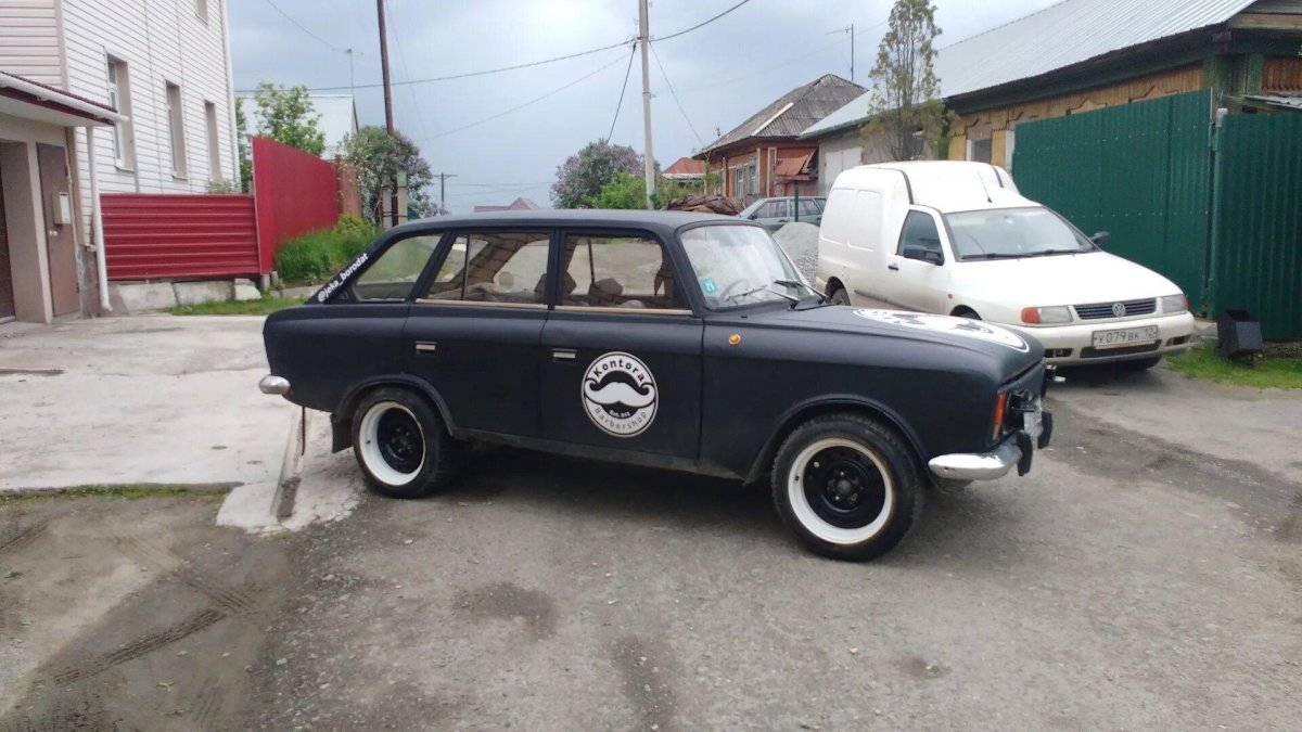 Чёрный ИЖ 2125