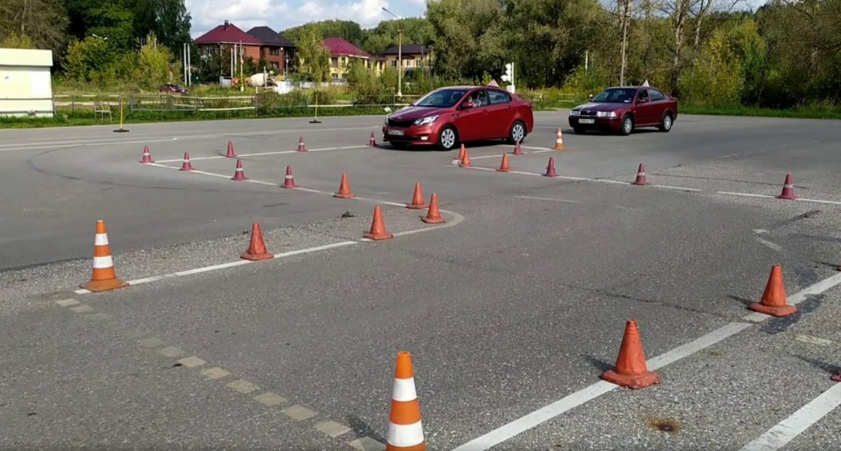Площадка в автошколе поворотники