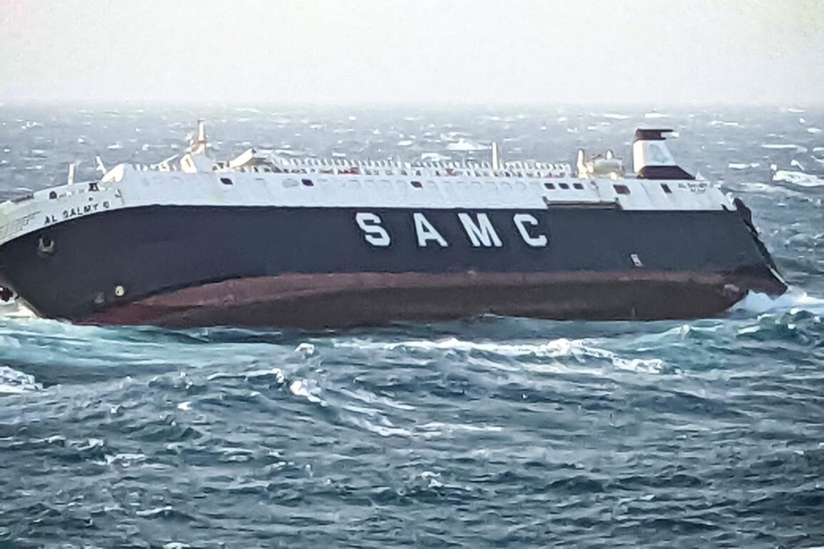 Судно терпит бедствие