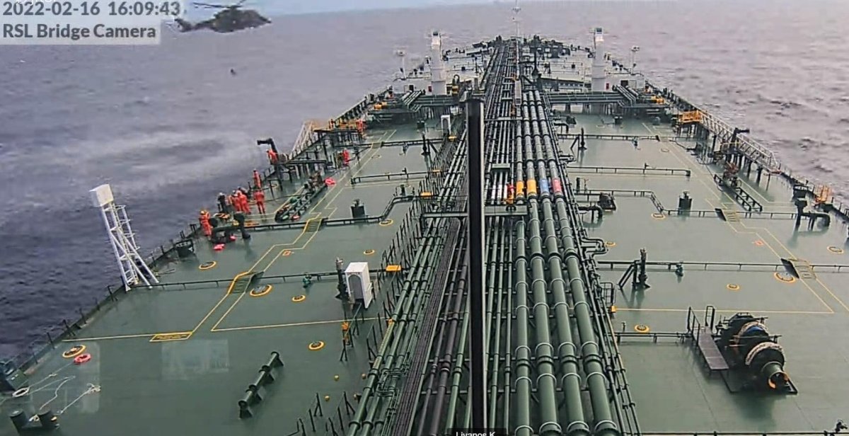 Горит судно с автомобилями