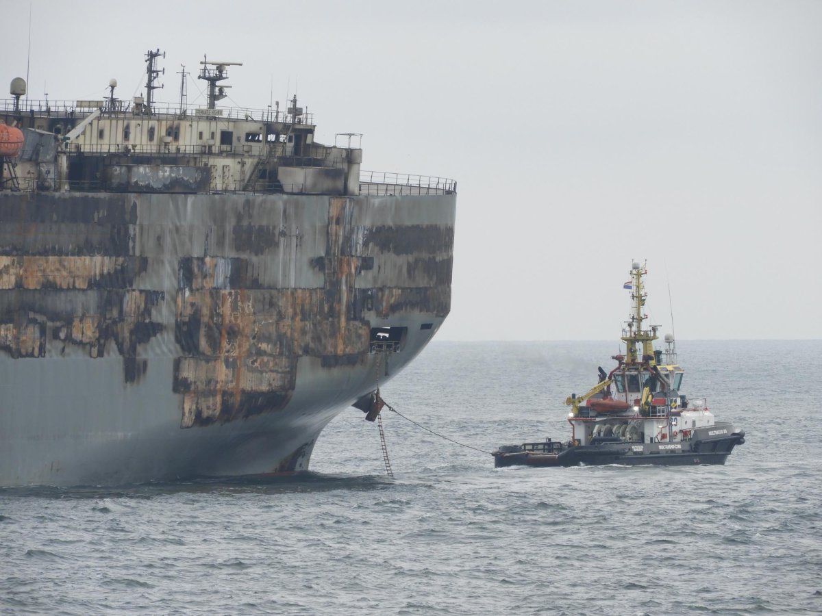 Горящее судно с автомобилями