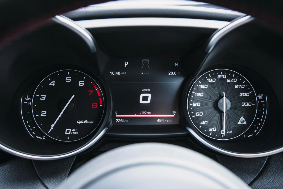 Alfa Romeo Giulia приборная панель