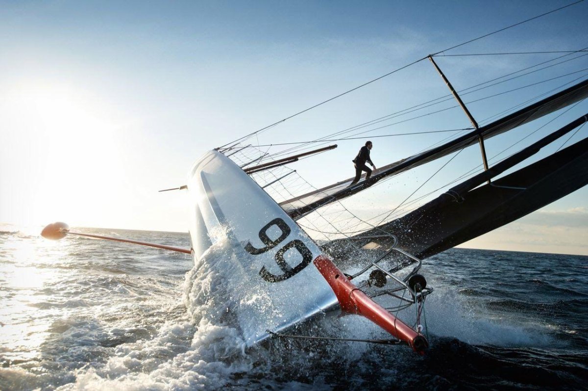 Парусная яхта крен