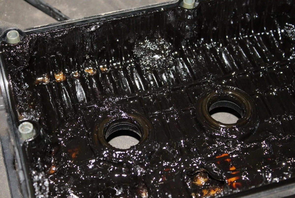 Гуталин под клапанной крышкой