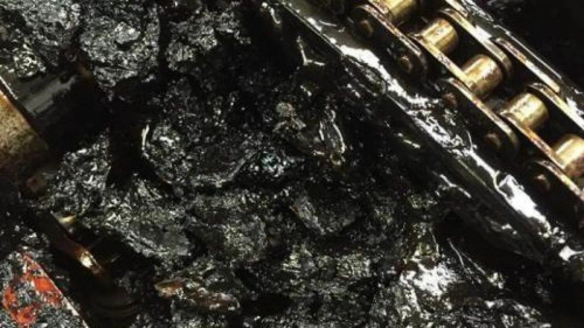 Машинное масло черное