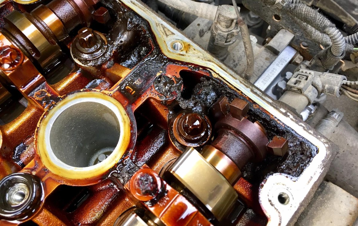 Гуталин под клапанной крышкой