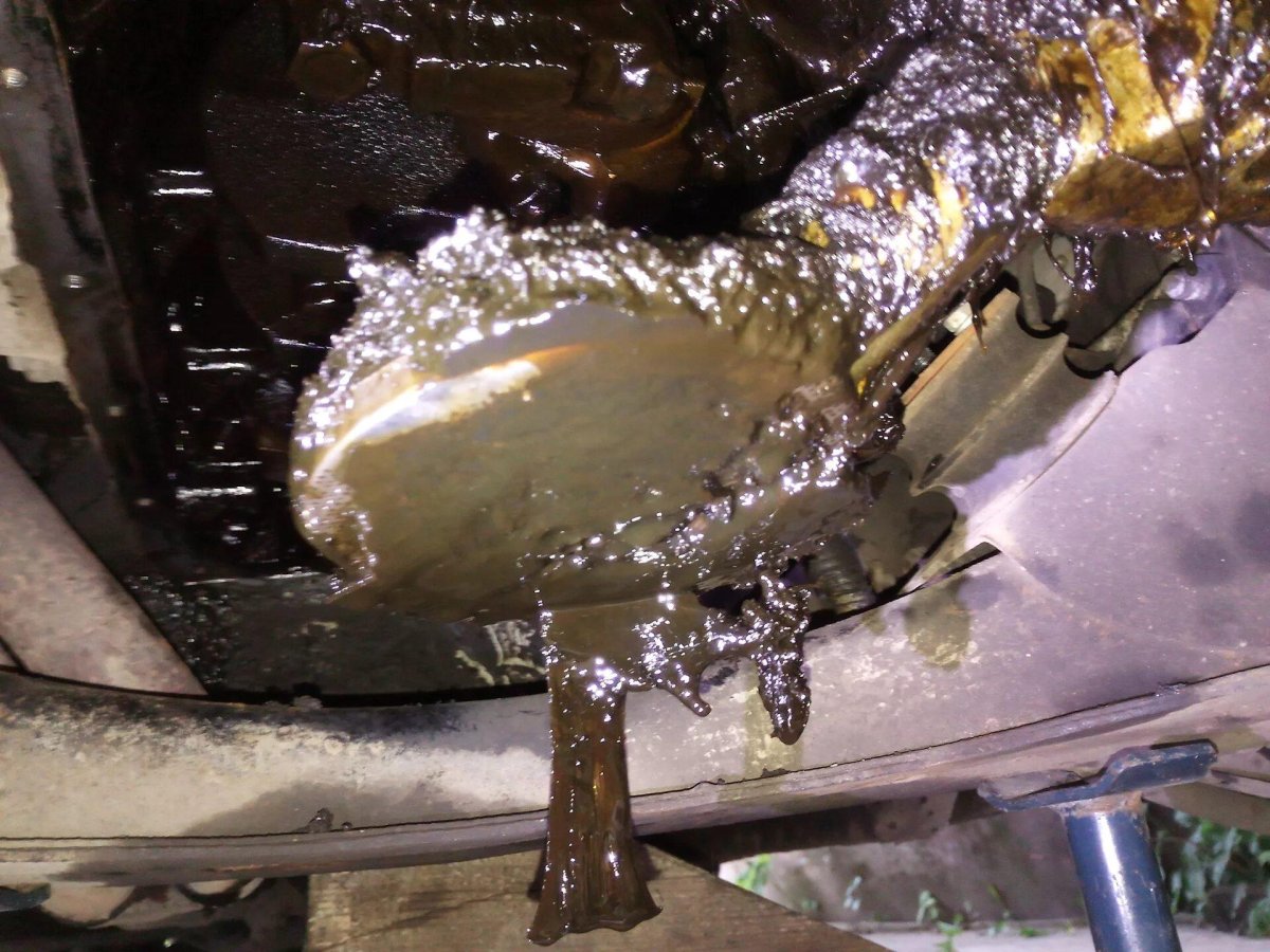 Масло в поддоне двигателя