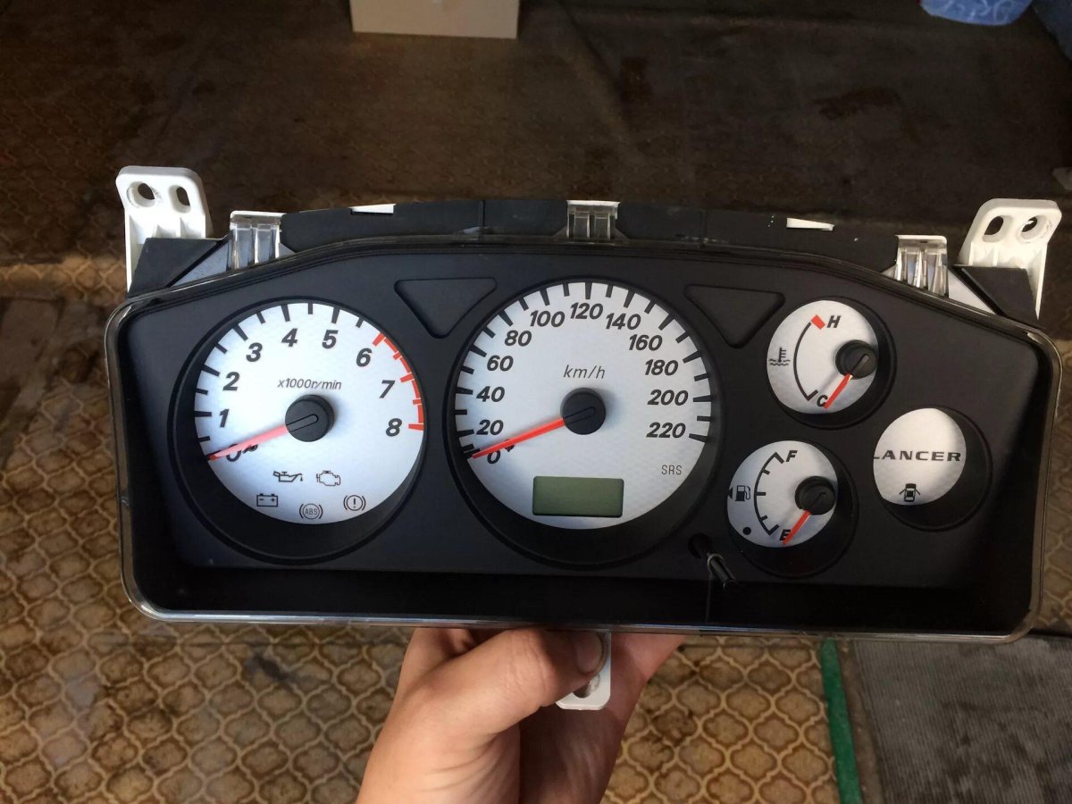 Приборка Lancer 9