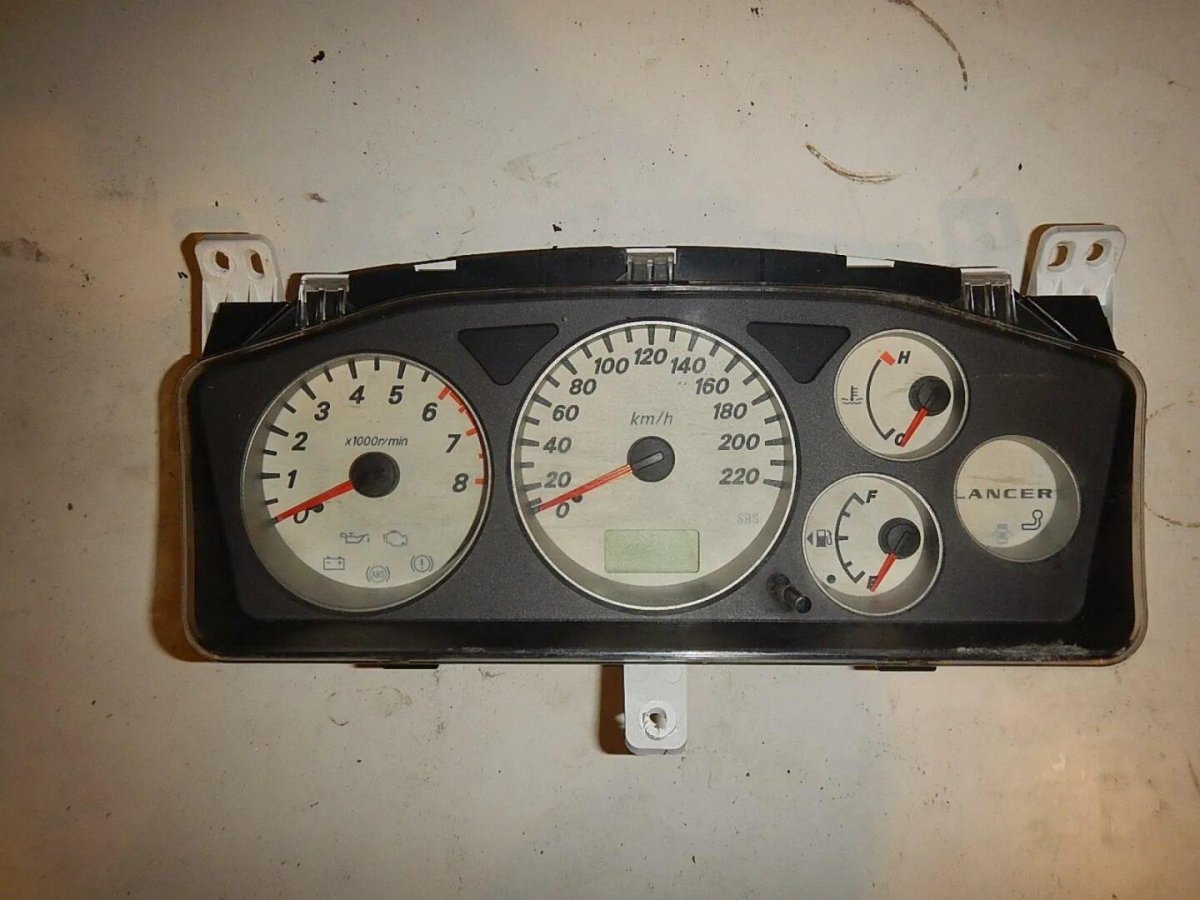 Приборка Lancer 9