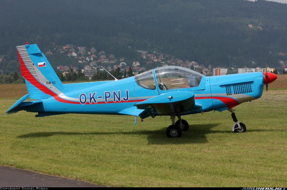 Zlin z 142