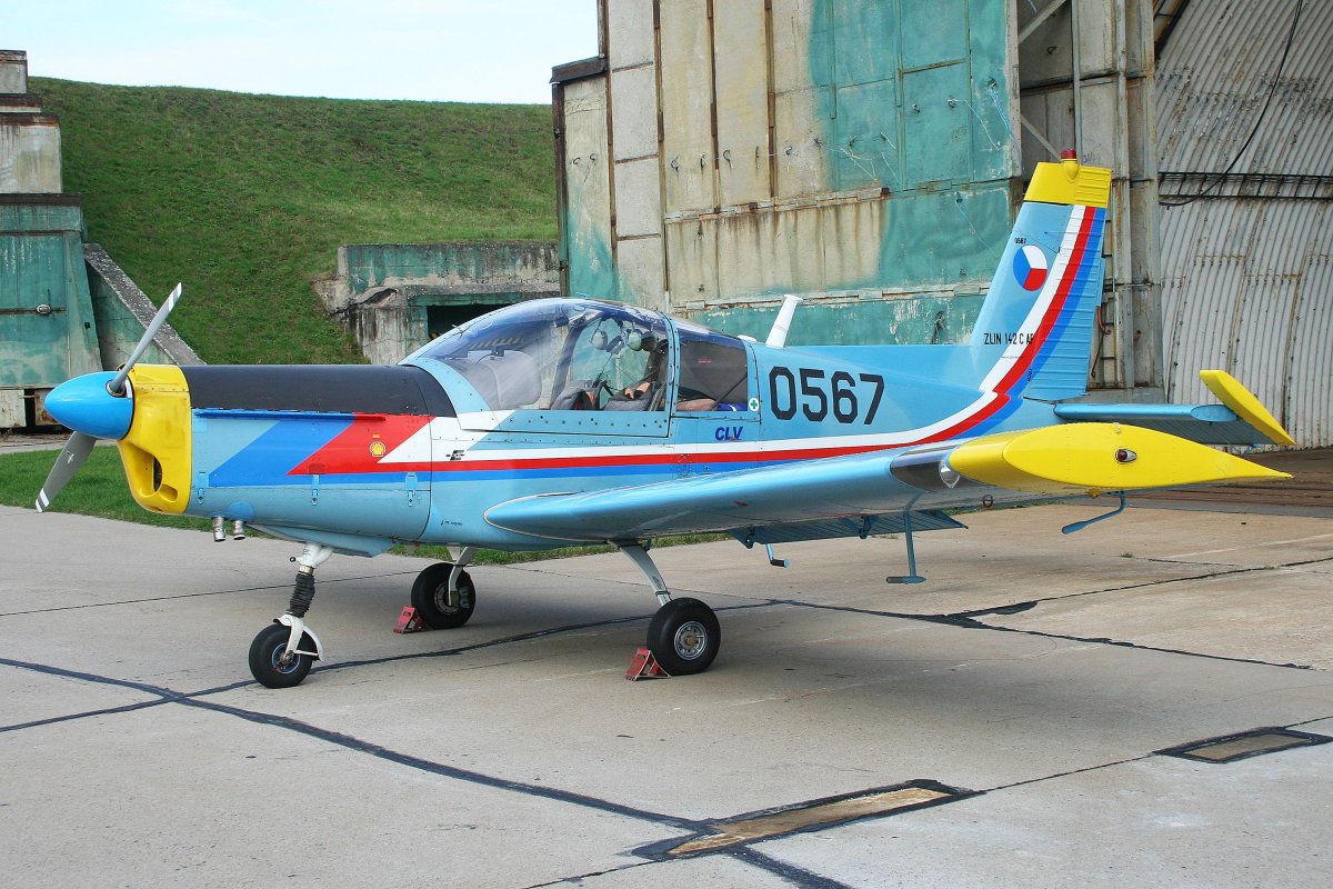 Zlin 142