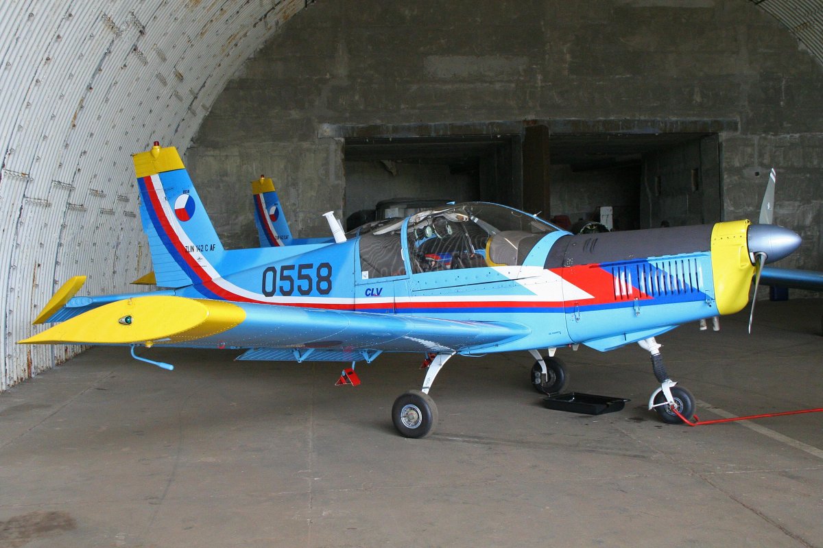 Zlin 142