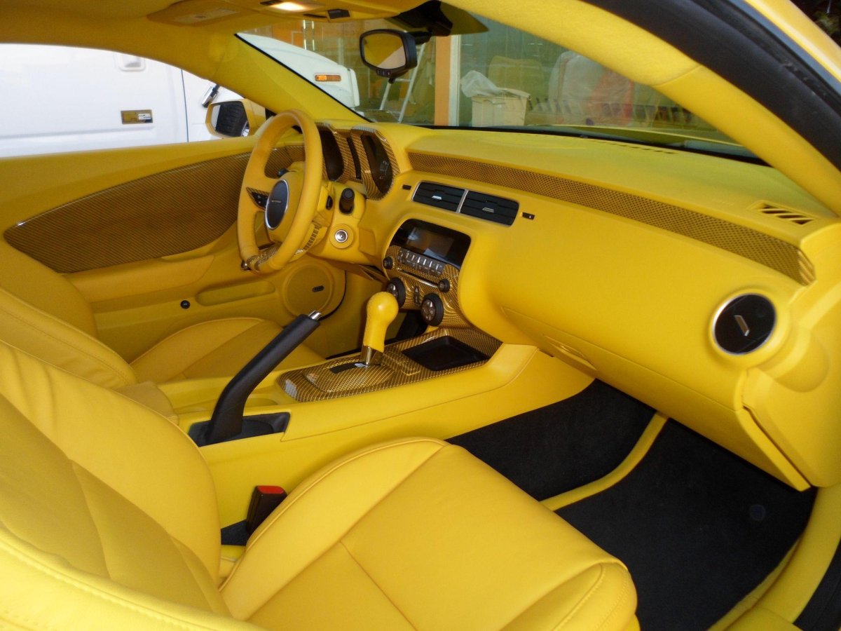 Chevrolet Camaro 2020 салон жёлтый