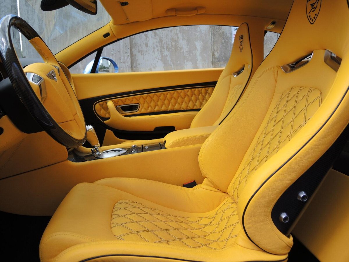 Желтый салон авто