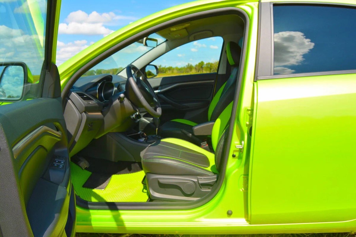 Лада Веста зеленая лайм