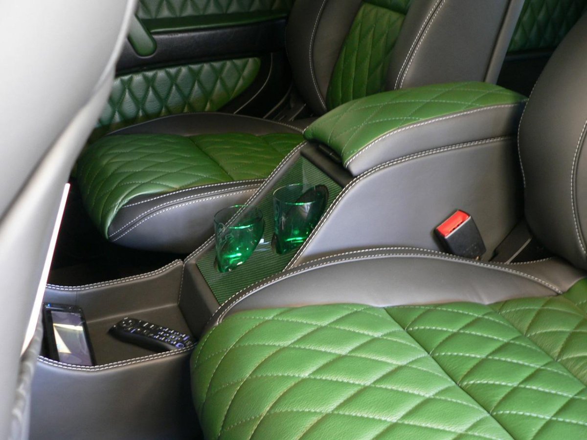 Зеленый салон автомобиля