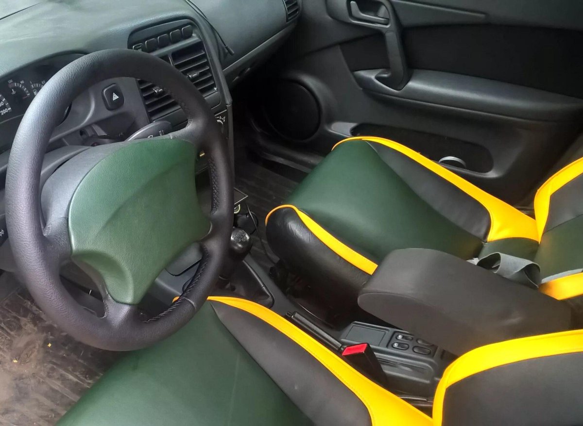 Приора зеленая салон