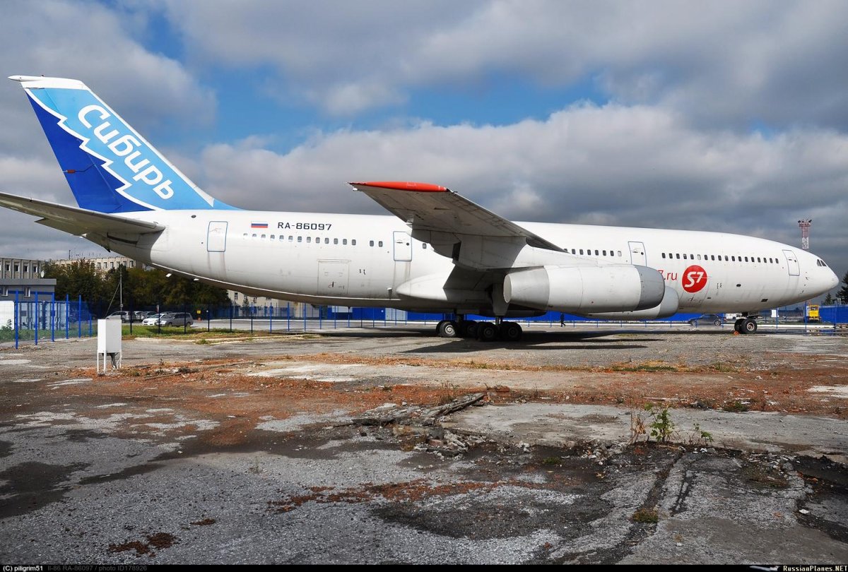 Самолет ил-86 в Толмачево