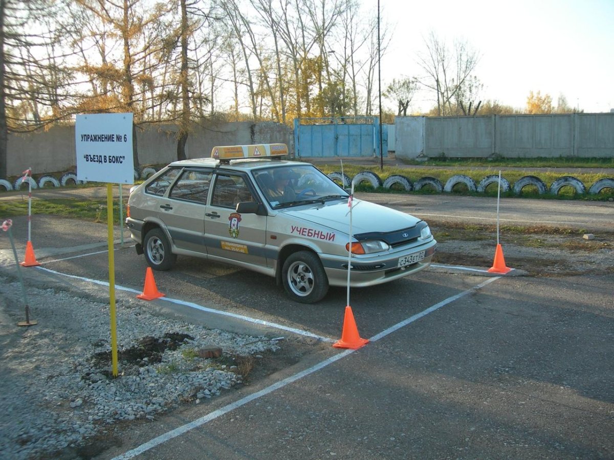 Парковка 90 градусов задним ходом на автодроме