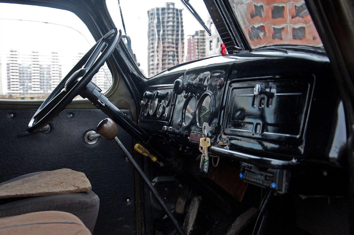 ЗИЛ-130 кабина внутри