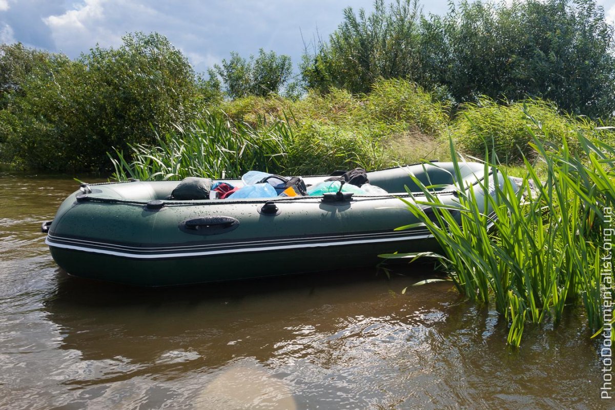 Резиновая лодка на озере