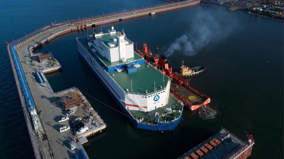 Плавучая станция академик Ломоносов