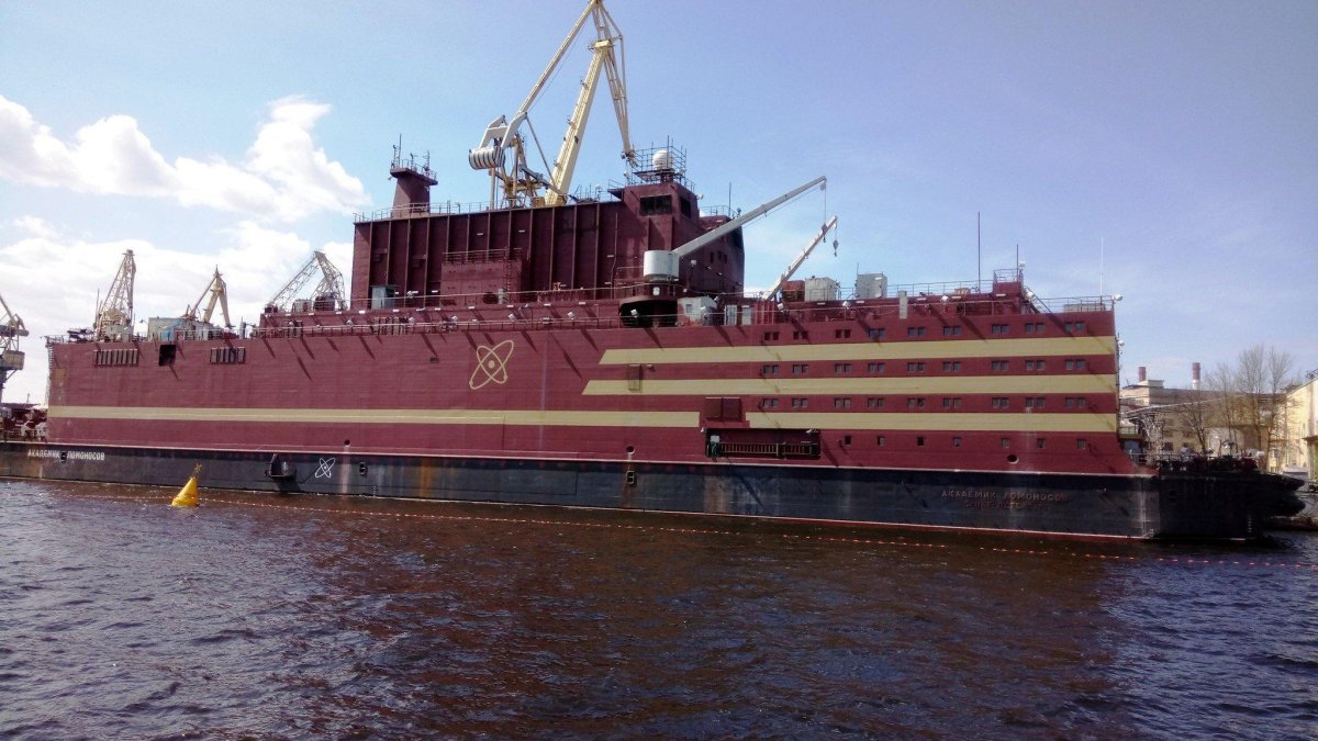 Плавучая станция академик Ломоносов