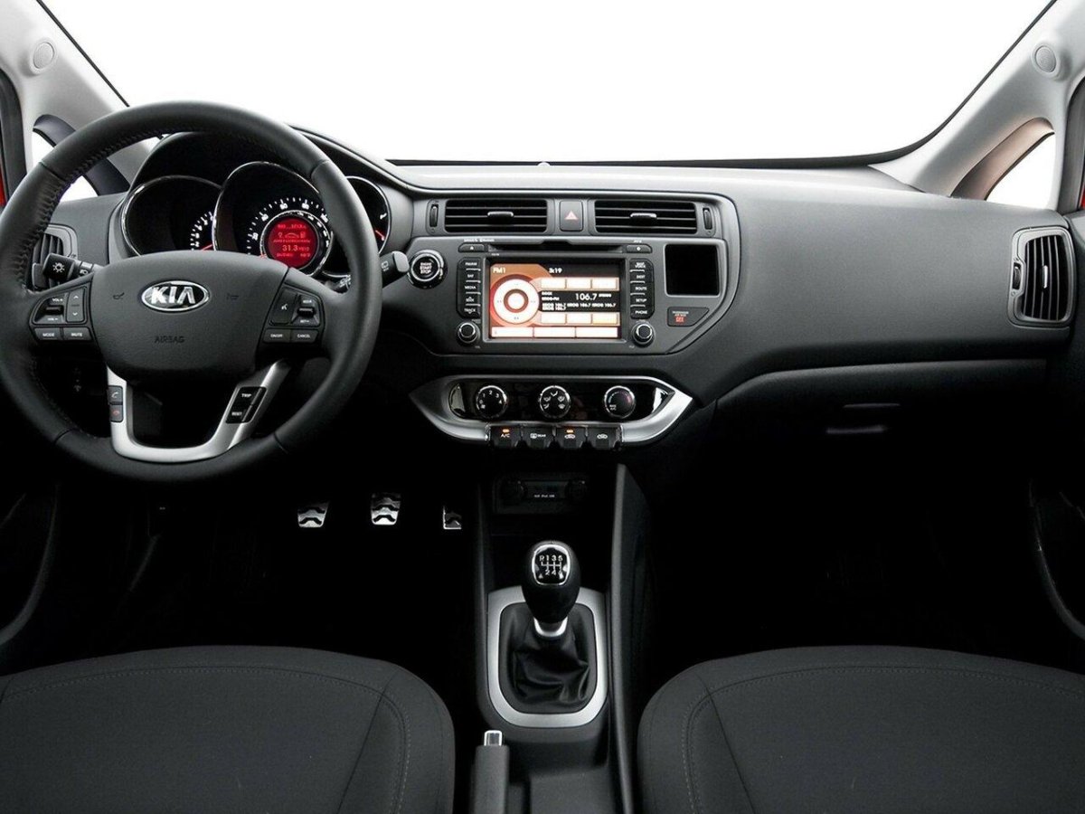 Киа Рио хэтчбек 2011 салон
