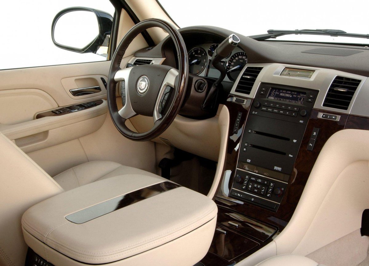 Машина Кадиллак Эскалейд салон