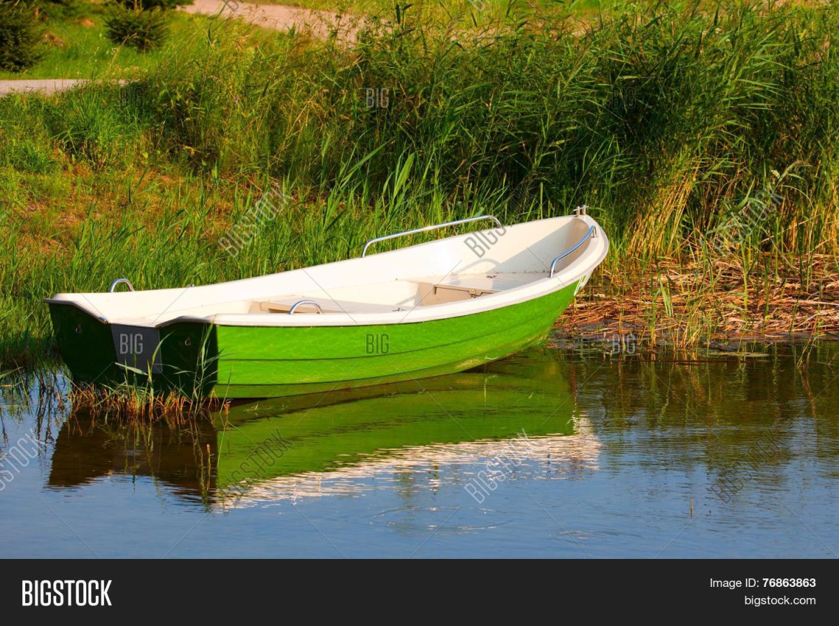Лодка в зеленом цвете