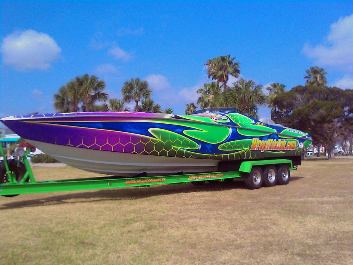 Зеленый скоростной катер