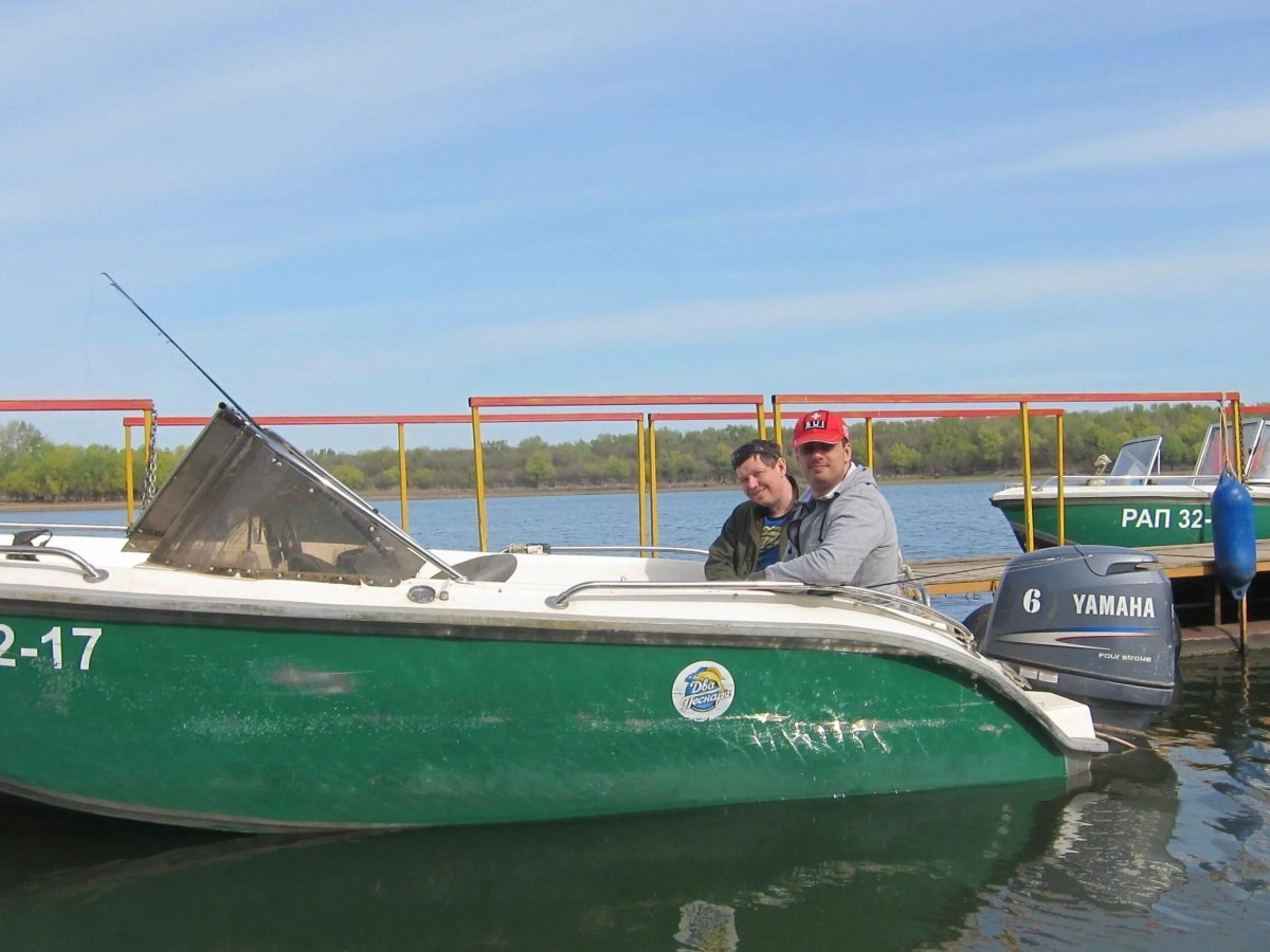 Зеленый катер