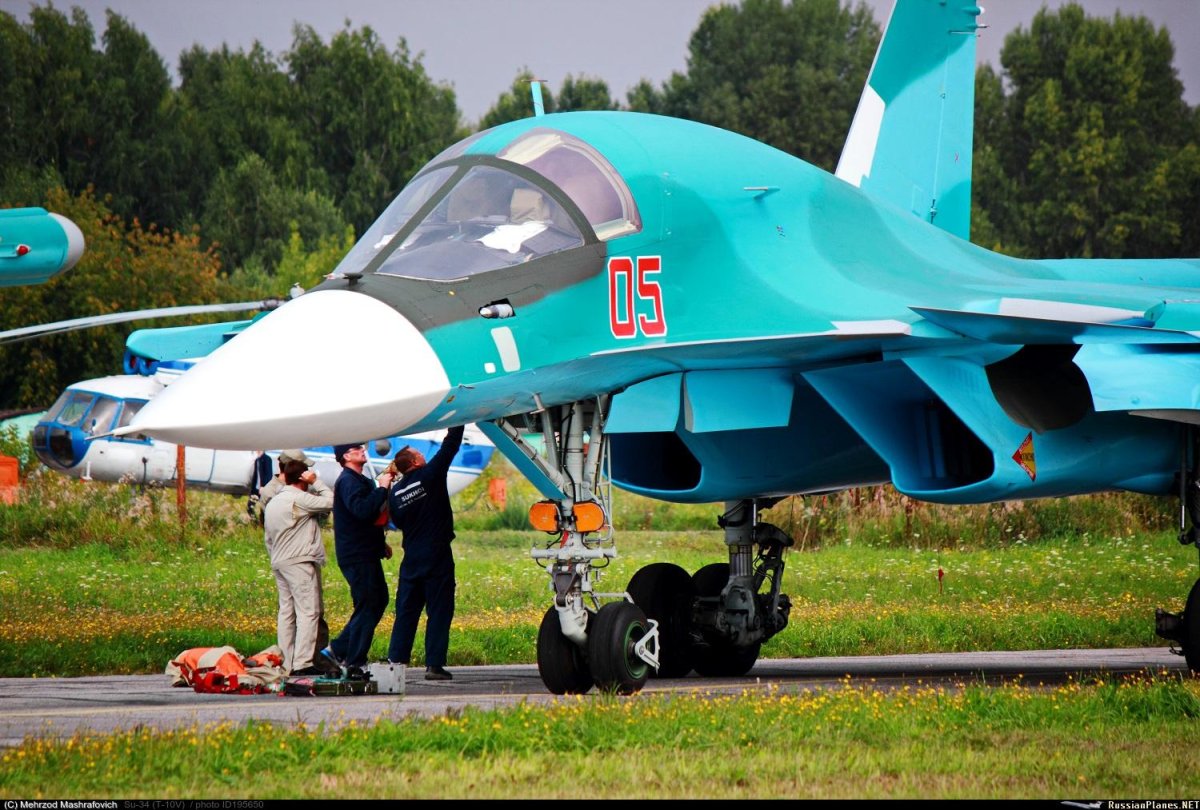 Су-32 самолет