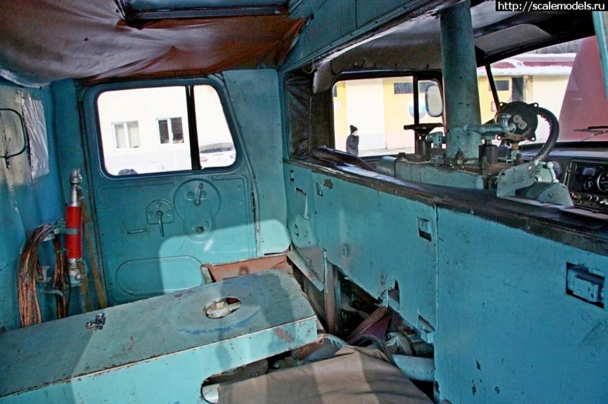 Урал 375 АЦ-40 кабина