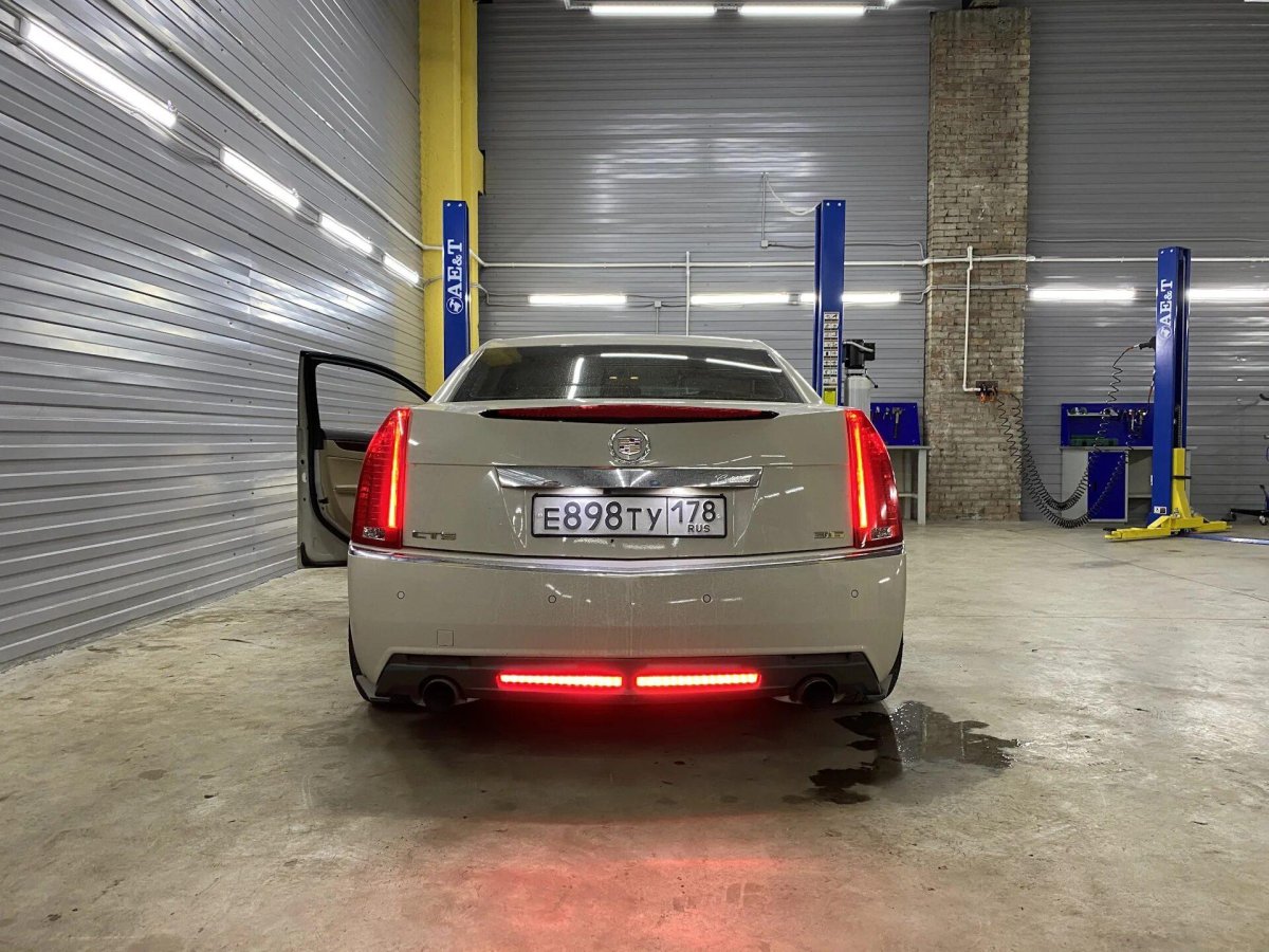 Cadillac CTS красные фонари