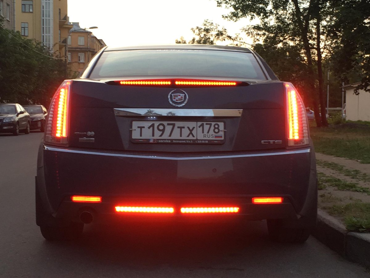Cadillac CTS сзади