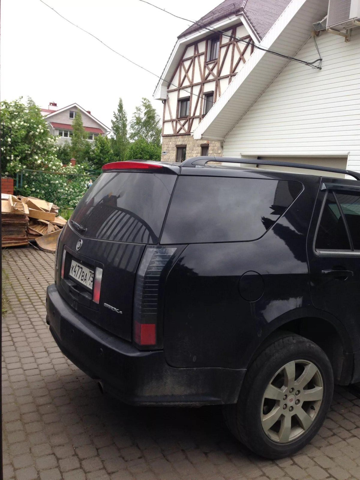 Кадиллак SRX сзади