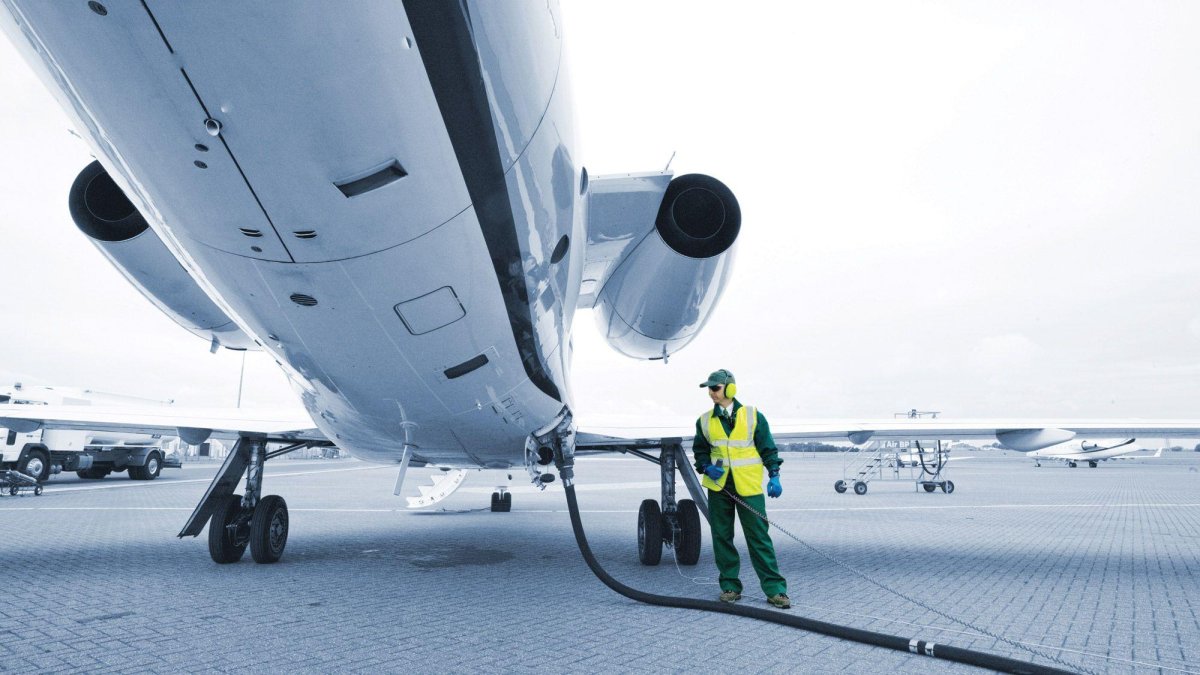 Самолет заправляют