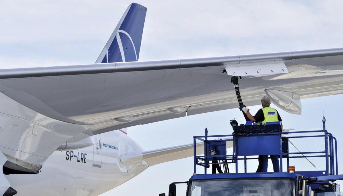 Самолет заправщик