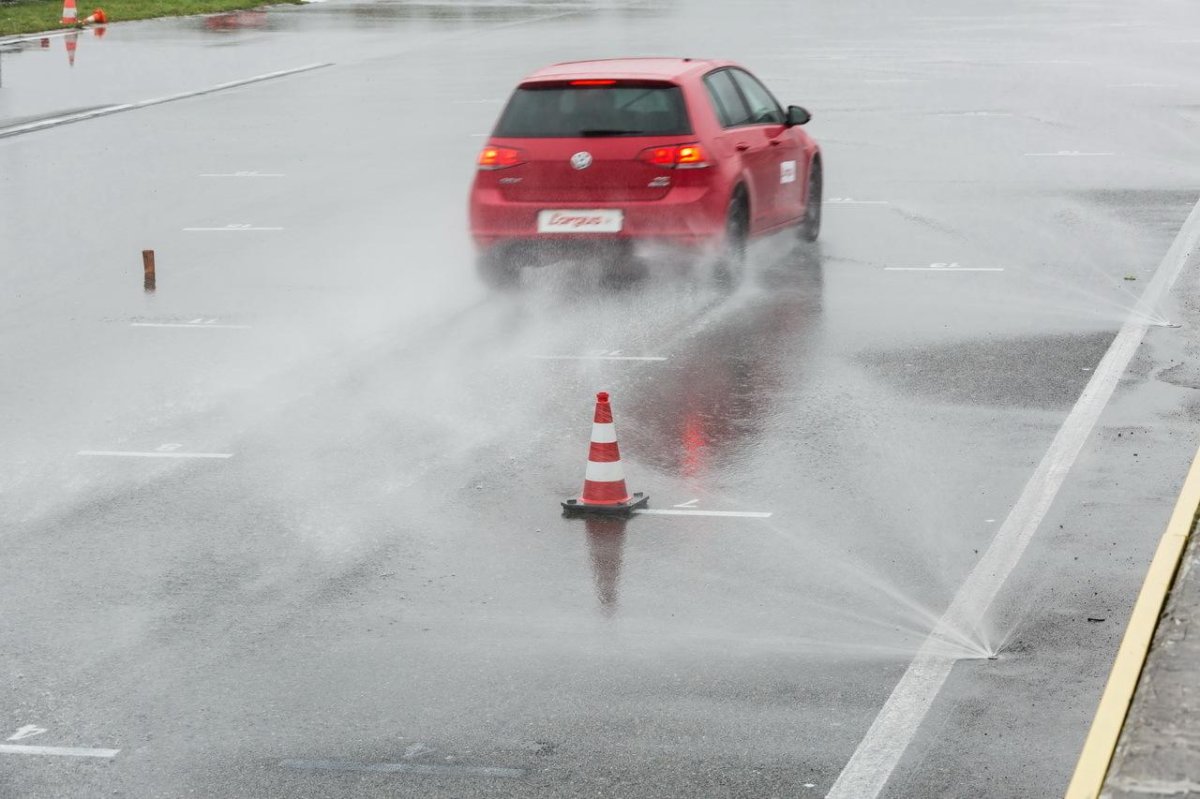Тест света на мокрой дороге