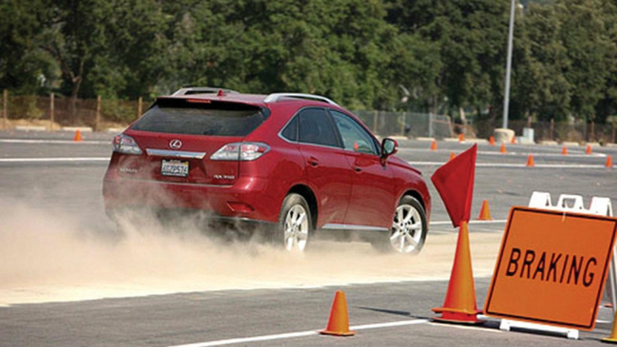 Машина затормозила