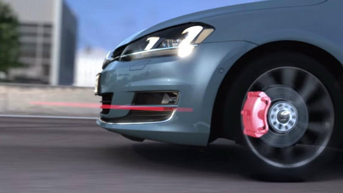 Автомобиль тормозит