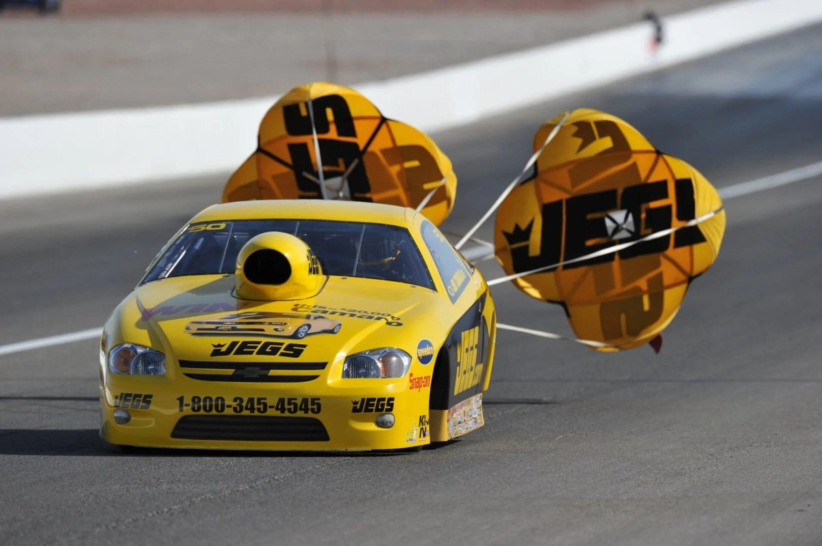 Тормозной парашют автомобиля