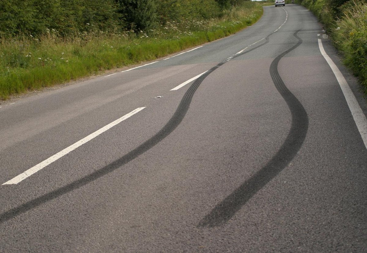 Следы торможения на асфальте