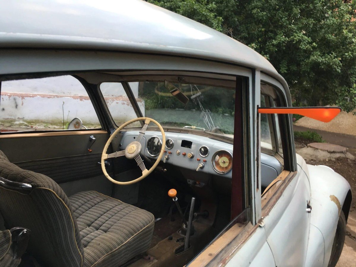 Татра 600 салон