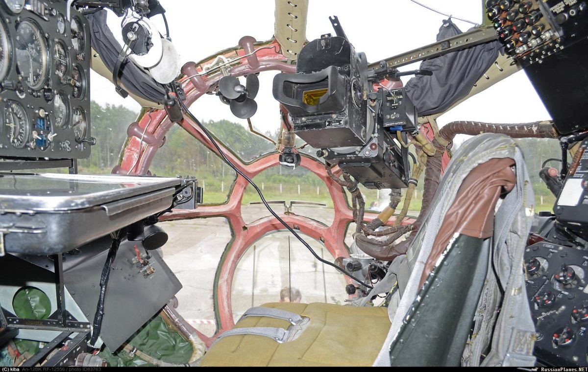 Кабина штурмана АН-12