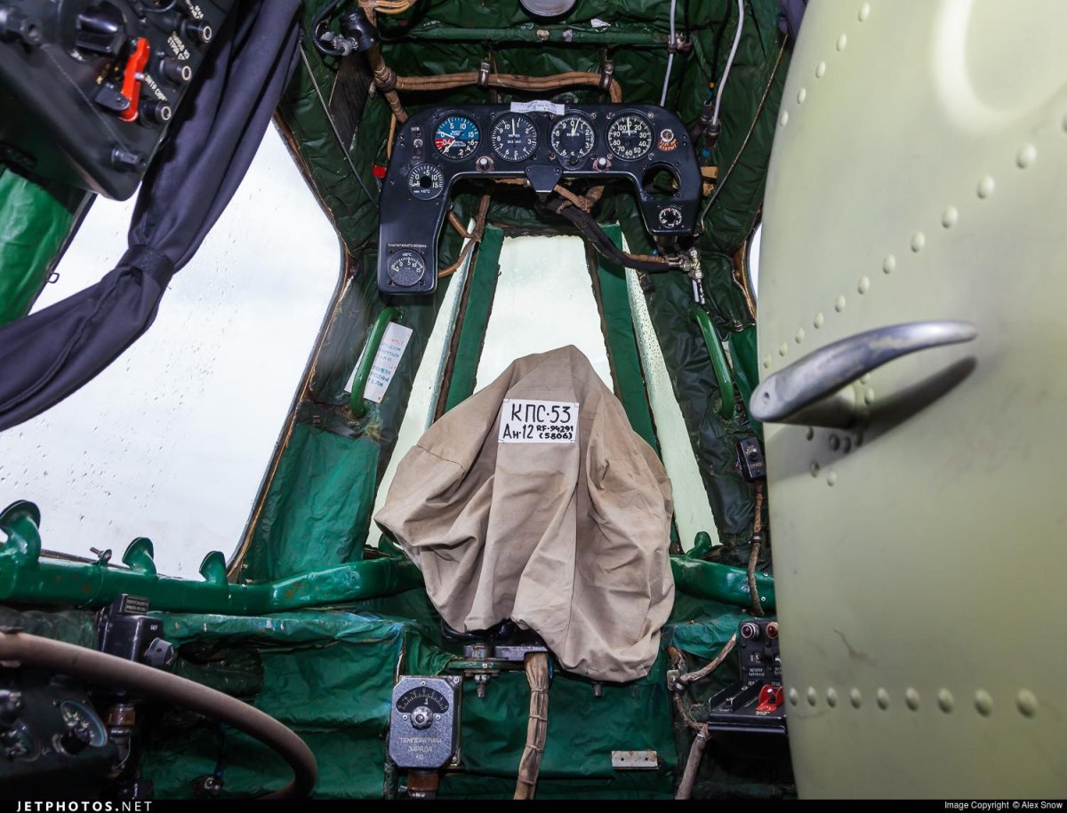 АН 12 кабина