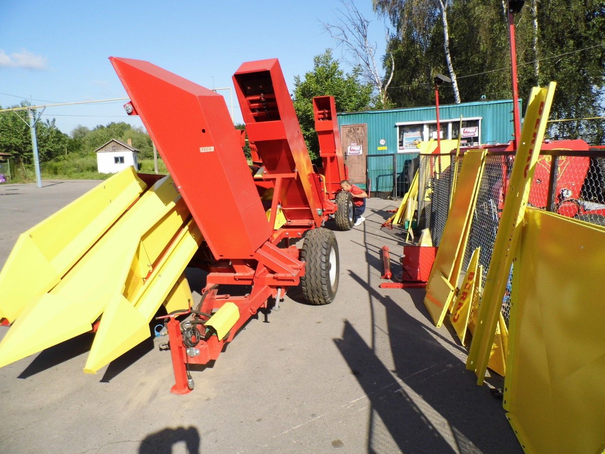 Прицепной комбайн для уборки кукурузы в початках Берко