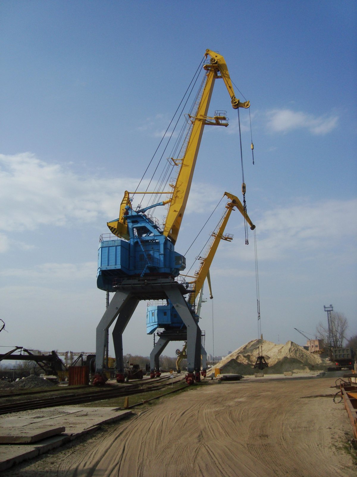 Портальный кран грейферный